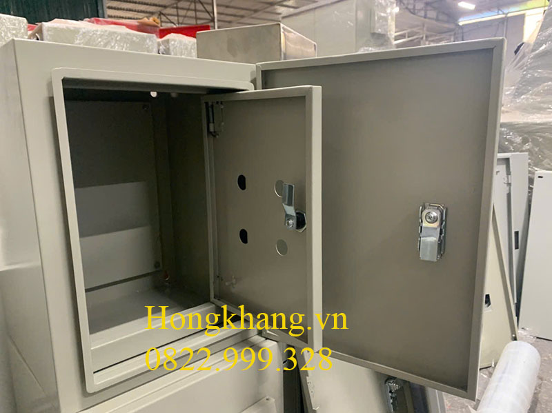 Tủ điện trong nhà sơn tĩnh điện 400x300x250x1mm có tấm panel lắp thiết bị