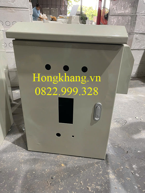 Vỏ tủ điện 1 lớp cánh ngoài trời kích thước 400x300x200x1mm sơn tĩnh điện cánh ngoài khoét lỗ  có mái có hèm chống nước giá tốt tại xưởng hà nội và hải phòng